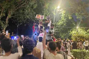 जंतर-मंतर पर रात को फिर हिंसा, दिल्ली पुलिस का दावा-प्रदर्शनकारी खुखरी लहराते दिखे