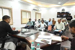 Deoghar News: समाहरणालय में आयोजित जनता दरबार में सुनी गई समस्याएं, मौके पर हुआ कई मामलों का समाधान