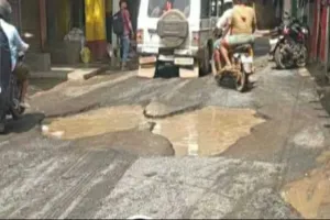 Sahebaganj News: जर्जर सड़क पर बने बड़े-बड़े गड्ढों के कारण रोजाना हो रही दुर्घटनाएं