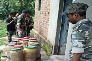 Deoghar News: पथरौल पुलिस और उत्पाद विभाग की संयुक्त कार्रवाई में 300 किलो जावा महुआ नष्ट