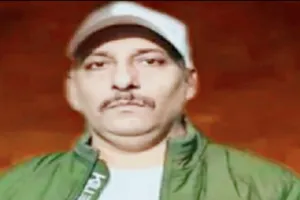 Sahibganj News: एससी-एसटी एक्ट केस में घिरे झामुमो नेता सुरेंद्र यादव, पुलिस ने घर पर मारा छापा