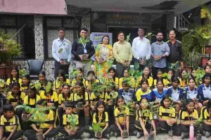 रांची नगर निगम ने डीएवी गांधीनगर स्कूल में बांटे 100 फलदार पौधे, बच्चों को दिलाई पर्यावरण संरक्षण की शपथ