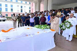 पूर्व मंत्री मन्नान मल्लिक को मुख्यमंत्री हेमन्त सोरेन ने दी श्रद्धांजलि, विधानसभा पहुंचकर किया अंतिम नमन