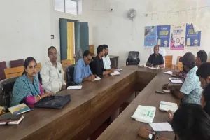 Dumka News: बीडीओ ने की मनरेगा योजनाओं और जीपीडीपी की समीक्षा बैठक
