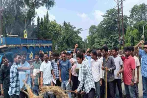 पाकुड़ में नीट परीक्षा के कथित पेपर लीक मामले को लेकर आदिवासी छात्र संघ का प्रदर्शन