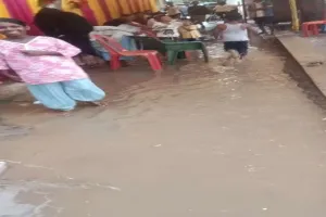 हर बारिश में तालाब बन जाती हैं गलियां, जल निकासी नहीं होने से ग्रामीण परेशान