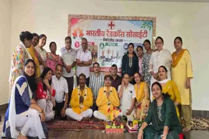 Giridih News: गुरु पूर्णिमा पर रेड क्रॉस योग केंद्र में योग गुरुओं का सम्मान, शिष्यों ने किया अभिनंदन