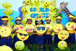 Koderma News: ग्रिज़ली विद्यालय में विश्व इमोजी दिवस पर प्री-प्राइमरी बच्चों ने बिखेरी अनूठी छटा