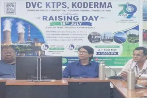 Koderma News: केटीपीएस डीवीसी ने धूमधाम से मनाया अपना रेज़िंग डे, सीजीएम ने काटा केक