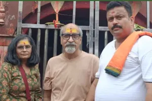 Dumka News: 'सीआईडी' फेम डॉ. सालुंखे (नरेंद्र गुप्ता) ने बाबा बासुकीनाथ दरबार में टेका मत्था