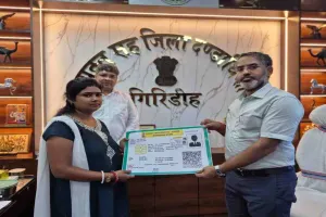 उपायुक्त रामनिवास यादव ने लाभुकों को सौंपे ड्राइविंग लाइसेंस, जून में 1,779 लाइसेंस जारी