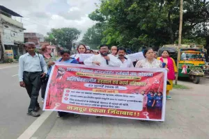 Koderma News: 6 माह से मानदेय न मिलने से नाराज स्वास्थ्य आउटसोर्सिंग कर्मियों की अनिश्चितकालीन हड़ताल
