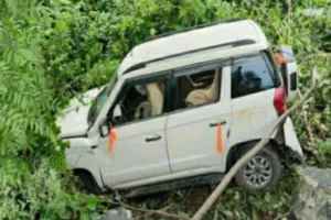 Sahebganj News: शिवगादी के पास श्रद्धालुओं से भरी टीयूवी नाले में गिरी, पश्चिम बंगाल के एक ही परिवार के 5 लोग घायल