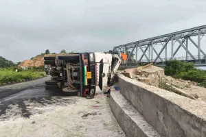 Hazaribagh News: जवाहर घाट पुल के समीप अनियंत्रित होकर पलटा ट्रेलर, उपचालक की मौके पर मौत
