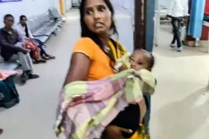 Koderma News: परसाबाद गांव में 2 वर्षीय मासूम पर पागल कुत्ते का हमला, गंभीर रूप से घायल