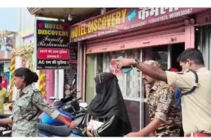 गिरिडीह: धनवार के डिस्कवरी होटल में पुलिस छापा, 2 युवक-2 युवतियां हिरासत में