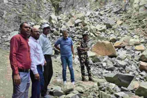 उपायुक्त रामनिवास यादव ने अरतोका में किया औचक निरीक्षण, अवैध पोकलेन जब्त करने के निर्देश