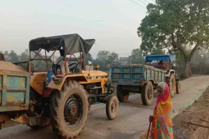 Koderma News: स्थानीय ग्रामीणों को नहीं मिल रहा बालू, मनमाने दामों पर हो रही बिक्री