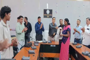 Deoghar News: बीएलओ आरती देवी ने मतदाता सूची पुनरीक्षण में शत-प्रतिशत एन्यूमरेशन कार्य किया पूरा