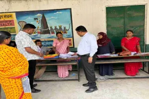 अनुमंडल पदाधिकारी, गिरिडीह,  धीरेंद्र कुमार ने विभिन्न मतदान केंद्रों का औचक निरीक्षण कर विशेष शिविरों की व्यवस्थाओं एवं SIR-2026 के तहत संचालित गतिविधियों का जायजा लिया