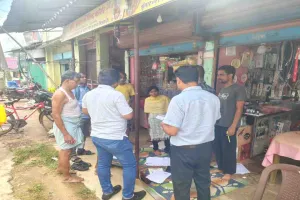 Dumka News: बीडीओ कमलेंद्र कुमार सिन्हा ने कई मतदान केंद्रों का किया निरीक्षण, पुनरीक्षण कार्यों की समीक्षा