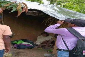 टुंडी के कमलपुर जंगल में एकाकी रह रहे 75 वर्षीय सुरेंद्र सोरेन की मदद को आगे आया धनबाद प्रशासन