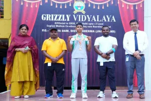 Koderma News: ग्रिज़ली विद्यालय के लव कुमार शर्मा ने राज्य योगासन चैंपियनशिप में जीता स्वर्ण पदक