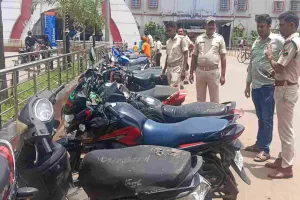 Deoghar News:रेलवे न्यायिक दंडाधिकारी के निर्देश पर RPF-GRP का बड़ा अभियान, अवैध पार्किंग करने वालों पर कार्रवाई