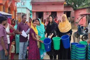 स्वच्छ मधुपुर अभियान को मिली नई रफ्तार, वार्ड-7 में घर-घर बांटे गए डस्टबिन