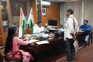 Hazaribagh News: उपायुक्त हेमन्त सती ने जनता दरबार में सुनीं नागरिकों की समस्याएं, दिए कड़े निर्देश