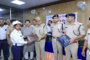 बारिश से बचाव के लिए ट्रैफ़िक पुलिस कर्मियों को हजारीबाग यूथ विंग ने रेनकोट रूपी सुरक्षा का दिया सौगात  