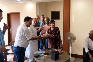 Koderma News: नगर परिषद अध्यक्ष रमेश हर्षधर के साथ चांडक कैम्पसवासियों की बैठक, समस्याओं पर चर्चा