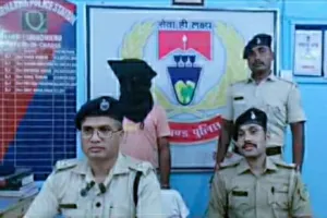 Sahibganj News: बरहरवा पुलिस की बड़ी कार्रवाई, युवक के पास से देसी पिस्टल, 5 कारतूस और संदिग्ध पाउडर बरामद
