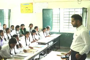 Palamu News: उपायुक्त ने चैनपुर के आवासीय बालिका विद्यालयों का किया निरीक्षण