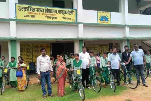 Dumka News: उत्क्रमित मध्य विद्यालय बाबूकदेली में आठवीं के 24 विद्यार्थियों को मिली साइकिल