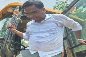 Sahebganj News: कीचड़मय सड़क के कारण बाधित SIR कार्य, जेसीबी से गांव पहुंचे एसडीओ और बीडीओ