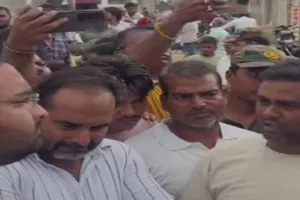 Koderma News: फीस न देने पर बच्चों को धूप में खड़ा करने वाले आईलेक्स स्कूल पर गिरेगी गाज