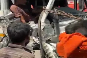 Koderma News: सतपुलिया के पास टैंकर और हाईवा में भीषण टक्कर, चालक गंभीर रूप से घायल