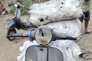 Dhanbad News: दमागुड़िया माइंस क्षेत्र में सीआईएसएफ की बड़ी कार्रवाई, अवैध कोयले से लदे दो स्कूटर जब्त