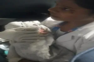 पूर्वा एक्सप्रेस में गूंजी किलकारी, चलती ट्रेन में महिला ने दिया बेटे को जन्म; रेलवे टीम ने पेश की मिसाल