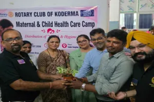 Koderma News: रोटरी क्लब ने सदर अस्पताल में 40 महिलाओं को बांटी बेबी किट और हॉर्लिक्स