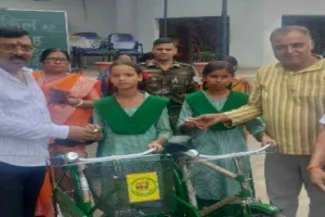 Hazaribagh News: पीएम श्री मध्य विद्यालय में साइकिल वितरण समारोह, 122 विद्यार्थियों को मिली साइकिल