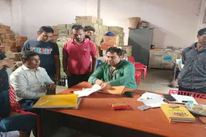 Koderma News: झंडा चौक से अशोका होटल तक 15 दुकानों में सघन जांच, दुकानदारों में हड़कंप