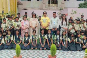 Ranchi News: हिलटॉप पब्लिक स्कूल में नगर निगम और प्रिज्मोलॉइन ने बांटे सौ फलदार पौधे, बच्चों ने ली शपथ