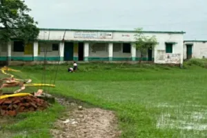 रास्ता के अभाव में कीचड़-पानी से होकर स्कूल जा रहे जैलमारी गांव के बच्चे