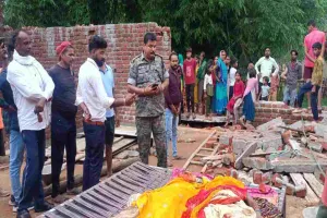 सलैया गांव में नवनिर्मित मकान का छज्जा गिरा, मलबे में दबकर मां-बेटे की मौत 