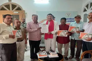 रांची से इंदौर और गांधीनगर के लिए सीधी ट्रेन की मांग, जेपी विचार मंच ने रक्षा राज्य मंत्री संजय सेठ को सौंपा ज्ञापन