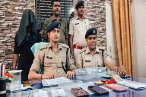 Pakur News: रथ मेला में मोबाइल और पर्स चुराने वाले दो शातिर गिरफ्तार, 6 मोबाइल व नकदी बरामद