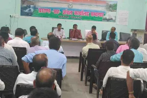 Koderma News: मतदाता सूची पुनरीक्षण में शिथिलता पर एसडीएम निर्मल सोरेन सख्त