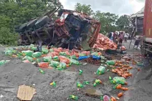Koderma News: रांची-पटना मार्ग पर कोडरमा घाटी में कंटेनर और ट्रक की भीषण टक्कर, चालक घायल